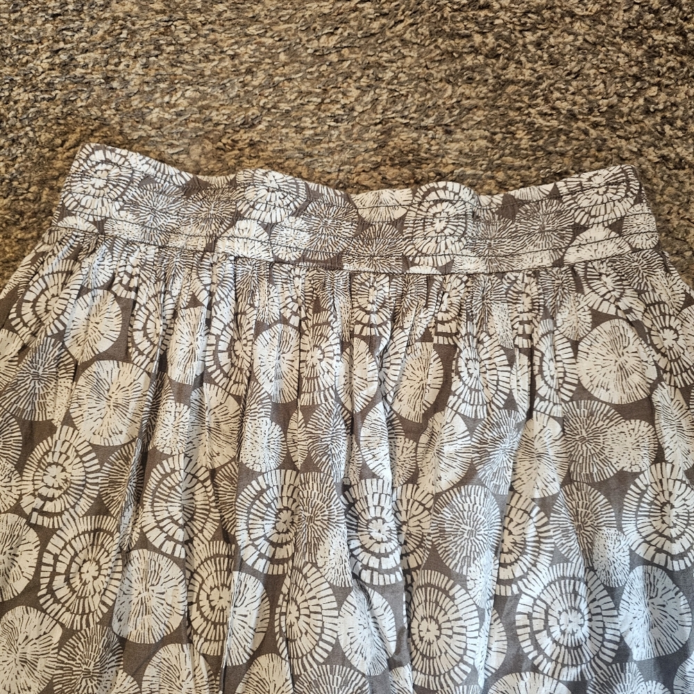Banana Republic White and Gray A-Line Floral Skirt - Picture 2 of 13